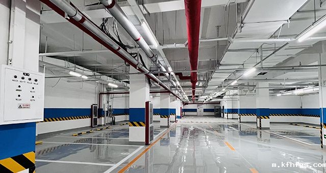 启新装饰公司维保在行动，地库焕新让百姓停车更舒心